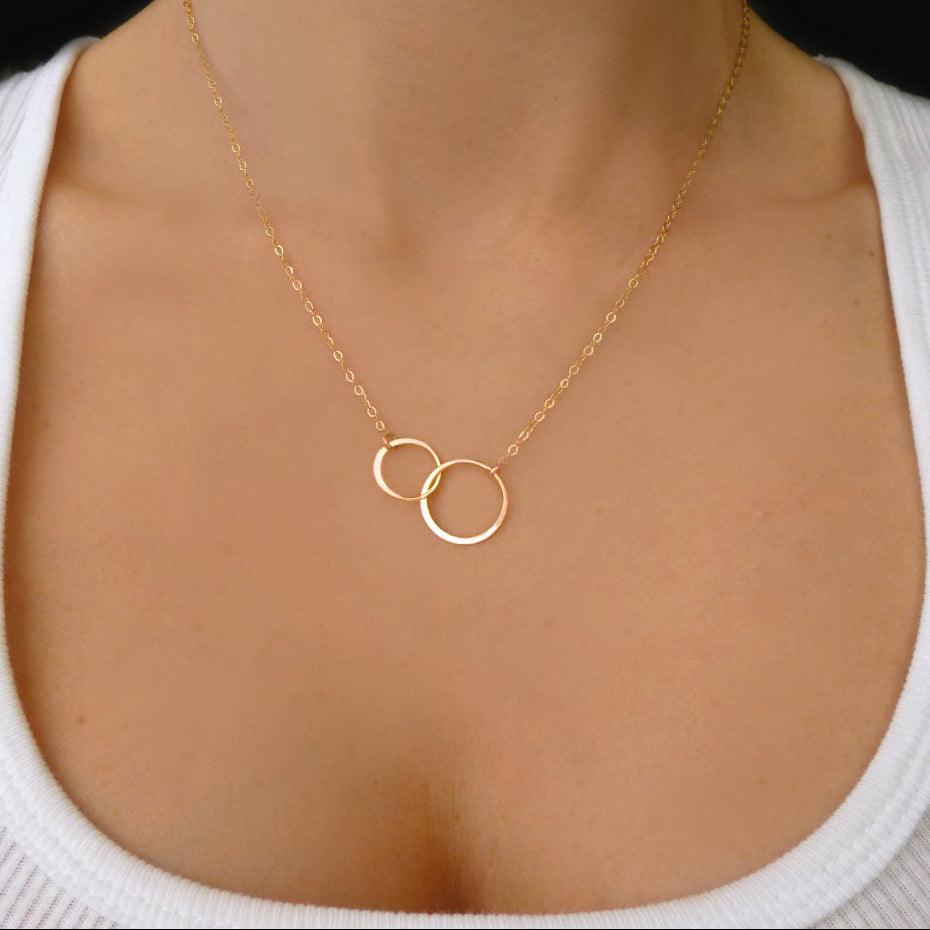 Interlocking Circle Infinity Necklace On Mom And Baby Message Card